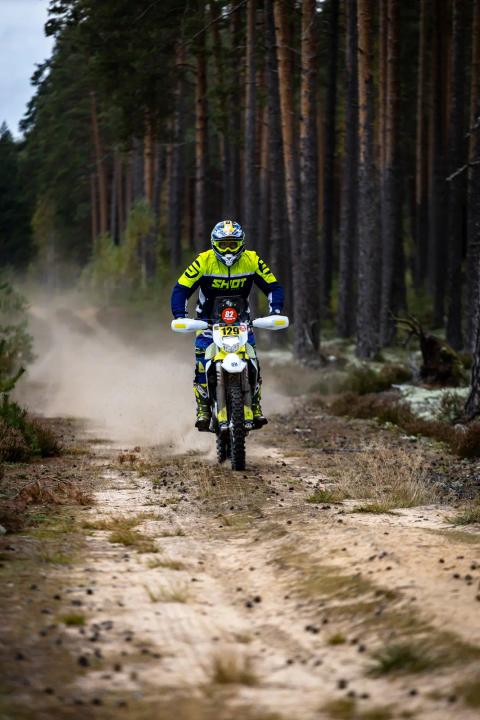 A motorcycle rider travelling along a sandy forest trail – Alakonnu Rally 2025