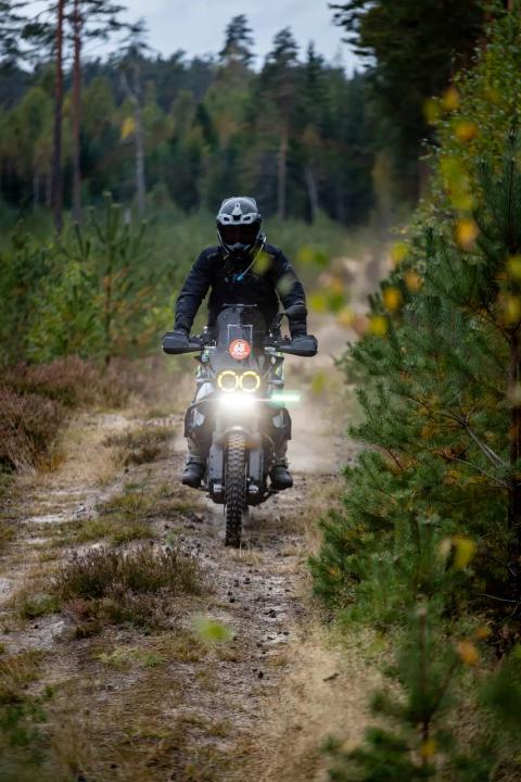 A motorcycle rider travelling along a sandy forest trail – Alakonnu Rally 2025