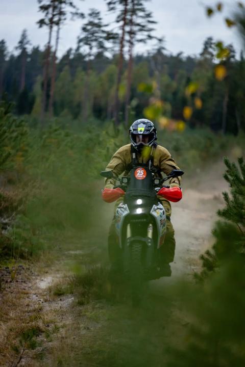 A motorcycle rider travelling along a sandy forest trail – Alakonnu Rally 2025