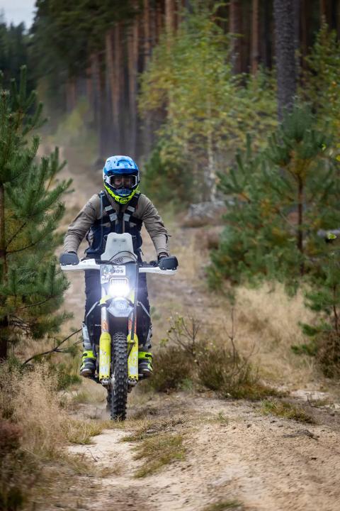A motorcycle rider travelling along a sandy forest trail – Alakonnu Rally 2025