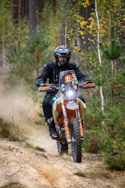A motorcycle rider travelling along a sandy forest trail – Alakonnu Rally 2025