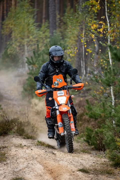 A motorcycle rider travelling along a sandy forest trail – Alakonnu Rally 2025