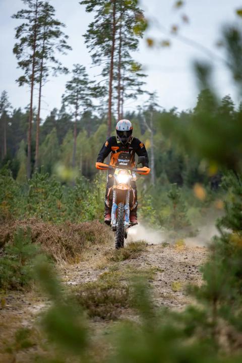 A motorcycle rider travelling along a sandy forest trail – Alakonnu Rally 2025