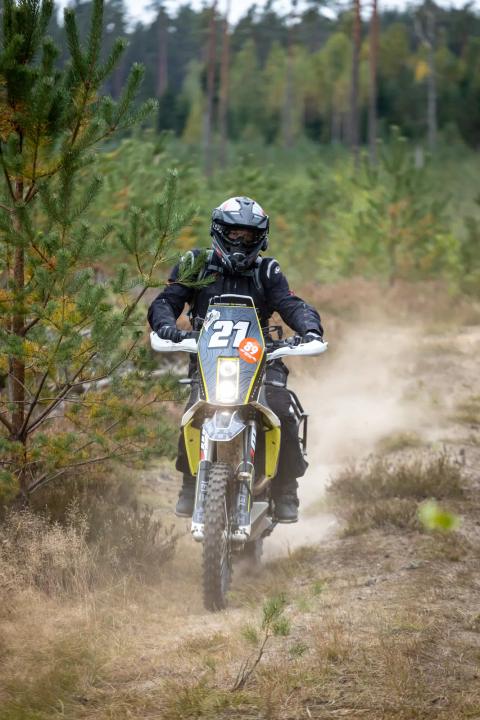 Mootorrattur sõidab mööda liivast metsarada – Alakonnu Ralli 2025