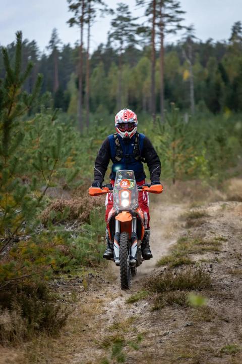 Mootorrattur sõidab mööda liivast metsarada – Alakonnu Ralli 2025
