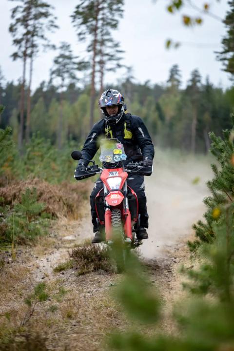 Mootorrattur sõidab mööda liivast metsarada – Alakonnu Ralli 2025