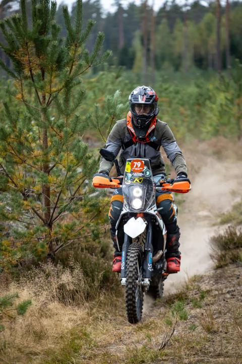 Mootorrattur sõidab mööda liivast metsarada – Alakonnu Ralli 2025