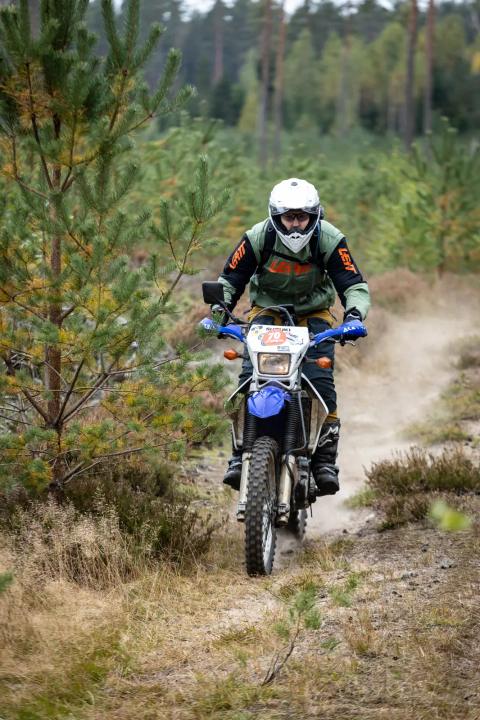 Mootorrattur sõidab mööda liivast metsarada – Alakonnu Ralli 2025