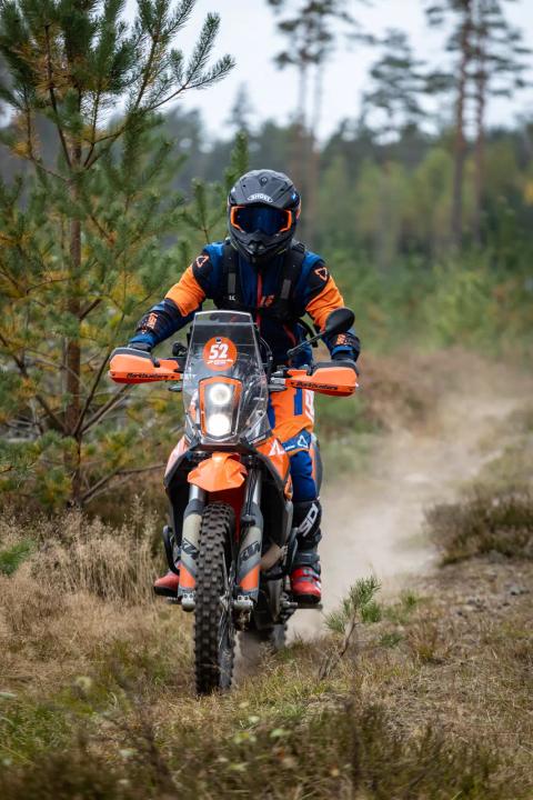 Mootorrattur sõidab mööda liivast metsarada – Alakonnu Ralli 2025