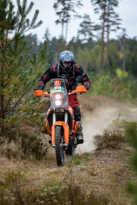 Mootorrattur sõidab mööda liivast metsarada – Alakonnu Ralli 2025