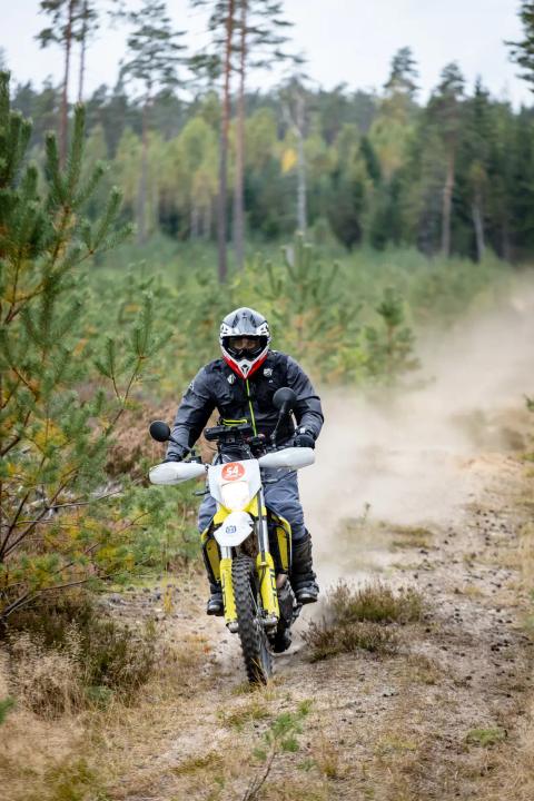 Mootorrattur sõidab mööda liivast metsarada – Alakonnu Ralli 2025