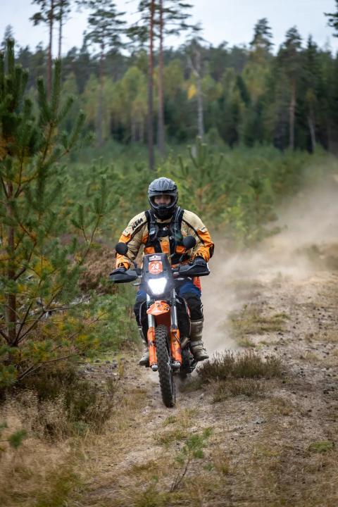 Mootorrattur sõidab mööda liivast metsarada – Alakonnu Ralli 2025