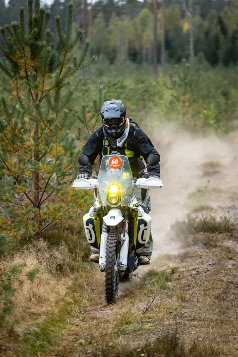 Mootorrattur sõidab mööda liivast metsarada – Alakonnu Ralli 2025