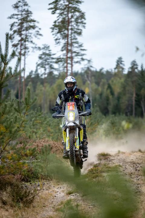 Mootorrattur sõidab mööda liivast metsarada – Alakonnu Ralli 2025