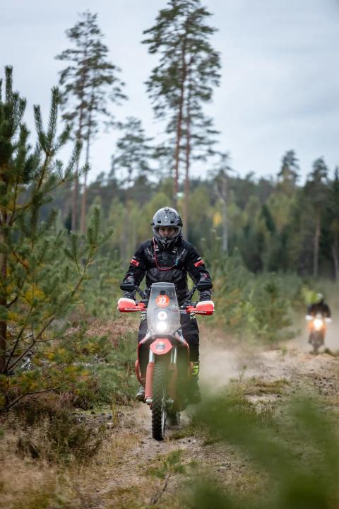 Mootorrattur sõidab mööda liivast metsarada – Alakonnu Ralli 2025