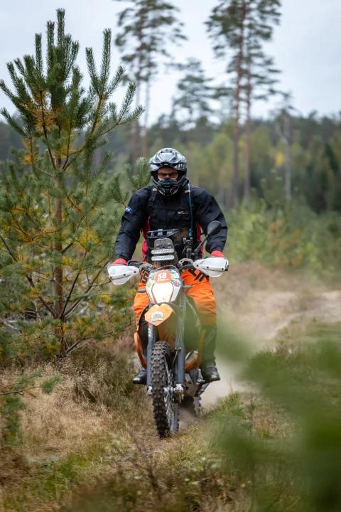 Mootorrattur sõidab mööda liivast metsarada – Alakonnu Ralli 2025