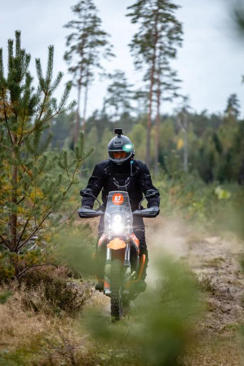 Mootorrattur sõidab mööda liivast metsarada – Alakonnu Ralli 2025