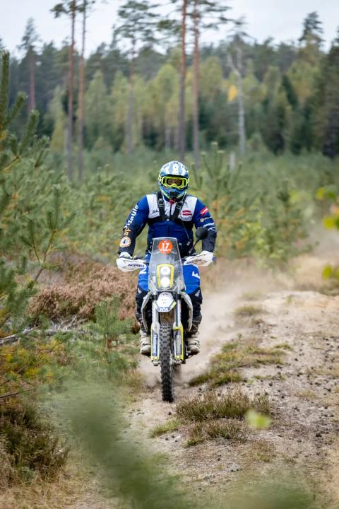 Mootorrattur sõidab mööda liivast metsarada – Alakonnu Ralli 2025