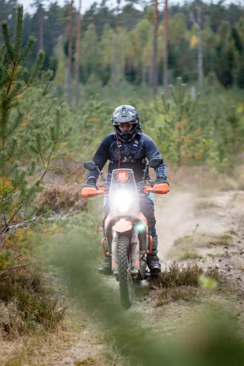 Mootorrattur sõidab mööda liivast metsarada – Alakonnu Ralli 2025
