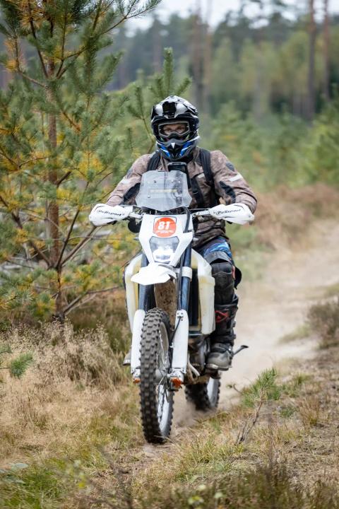 Mootorrattur sõidab mööda liivast metsarada – Alakonnu Ralli 2025