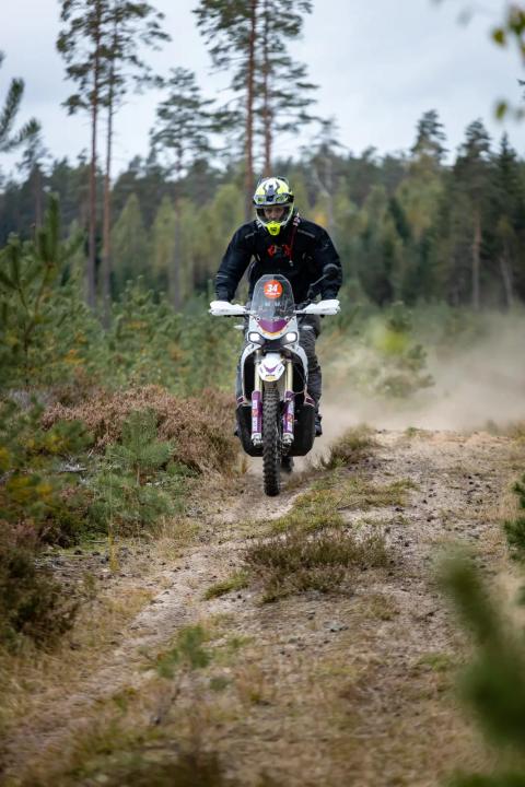 Mootorrattur sõidab mööda liivast metsarada – Alakonnu Ralli 2025