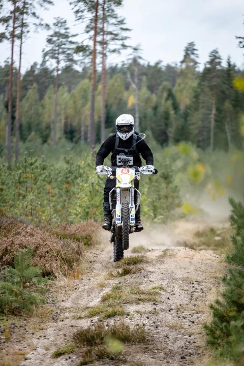 Mootorrattur sõidab mööda liivast metsarada – Alakonnu Ralli 2025