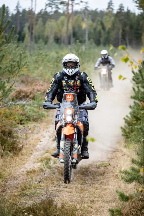 Mootorrattur sõidab mööda liivast metsarada – Alakonnu Ralli 2025