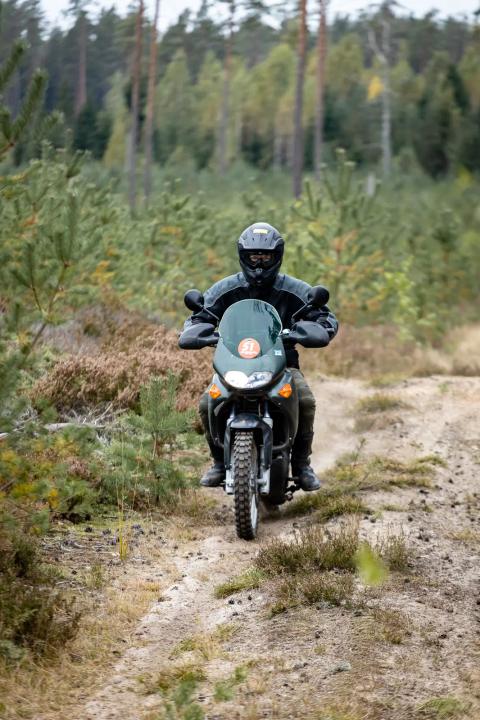 Mootorrattur sõidab mööda liivast metsarada – Alakonnu Ralli 2025