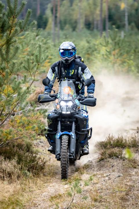 Mootorrattur sõidab mööda liivast metsarada – Alakonnu Ralli 2025
