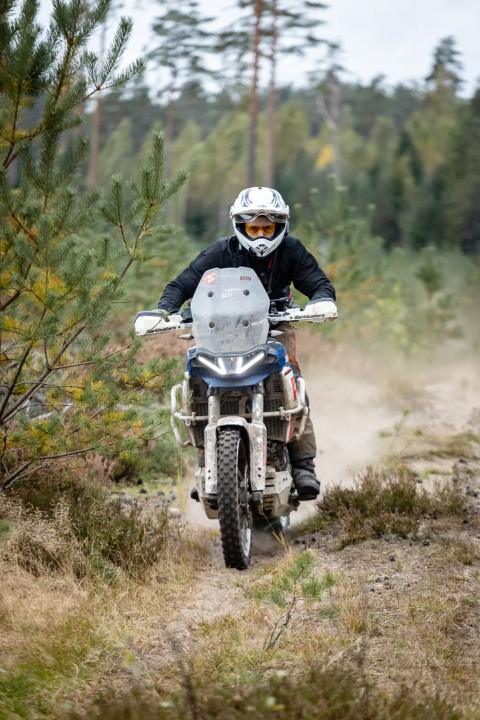 Mootorrattur sõidab mööda liivast metsarada – Alakonnu Ralli 2025