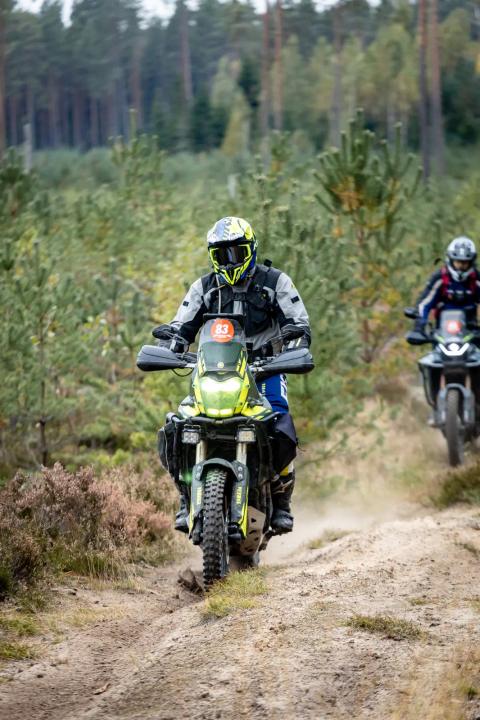 Mootorrattur sõidab mööda liivast metsarada – Alakonnu Ralli 2025