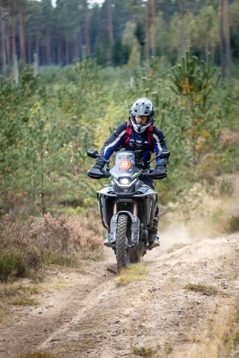 Mootorrattur sõidab mööda liivast metsarada – Alakonnu Ralli 2025