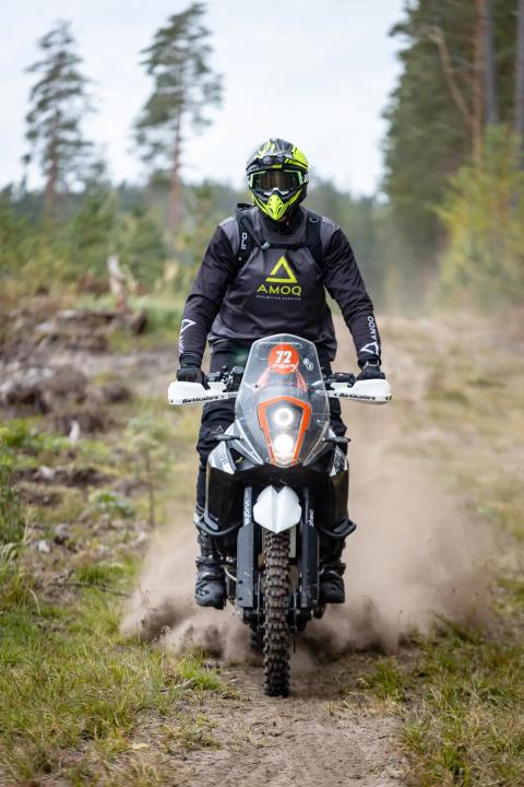 Mootorrattur sõidab mööda liivast metsarada – Alakonnu Ralli 2025