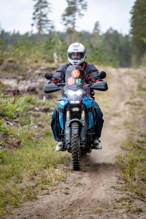 Mootorrattur sõidab mööda liivast metsarada – Alakonnu Ralli 2025