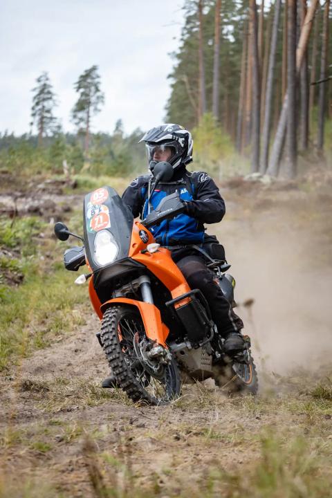 Mootorrattur sõidab mööda liivast metsarada – Alakonnu Ralli 2025