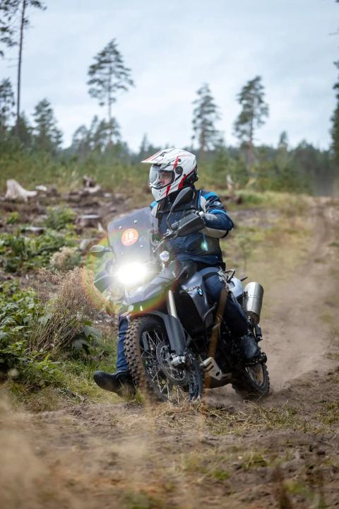 Mootorrattur sõidab mööda liivast metsarada – Alakonnu Ralli 2025