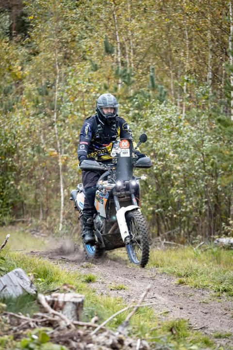 Mootorrattur sõidab mööda liivast metsarada – Alakonnu Ralli 2025
