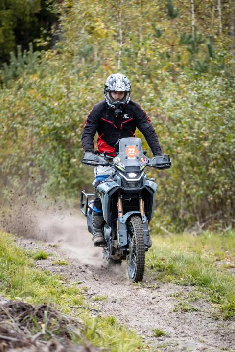 Mootorrattur sõidab mööda liivast metsarada – Alakonnu Ralli 2025