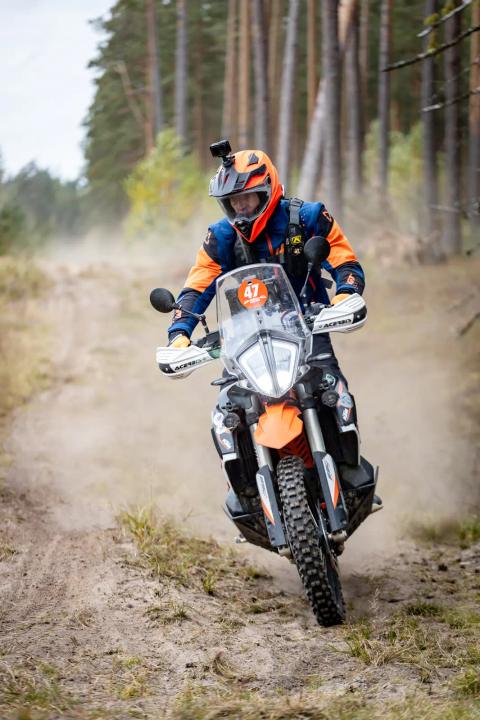 Mootorrattur sõidab mööda liivast metsarada – Alakonnu Ralli 2025