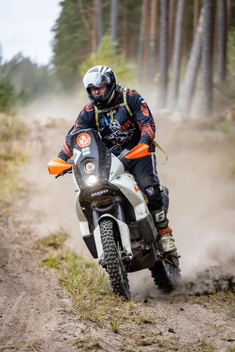 Mootorrattur sõidab mööda liivast metsarada – Alakonnu Ralli 2025