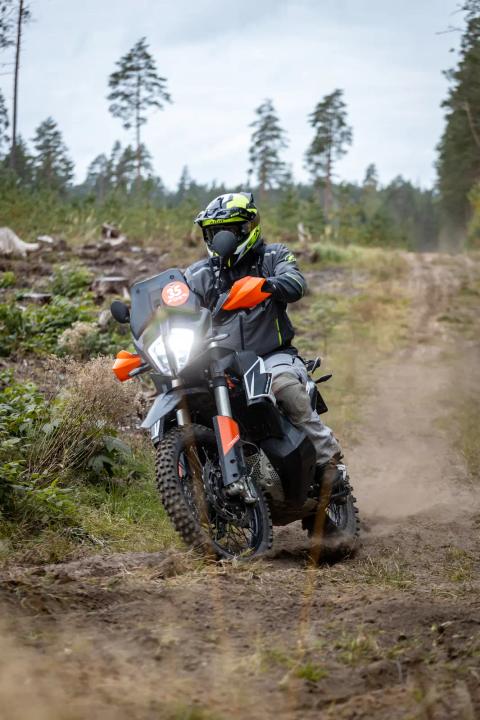 Mootorrattur sõidab mööda liivast metsarada – Alakonnu Ralli 2025