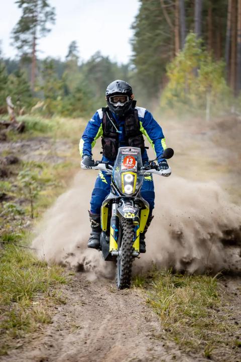 Mootorrattur sõidab mööda liivast metsarada – Alakonnu Ralli 2025