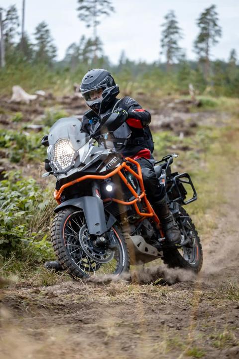 Mootorrattur sõidab mööda liivast metsarada – Alakonnu Ralli 2025