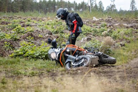 Mootorrattur seisab külili mootorratta kõrval – Alakonnu Ralli 2025