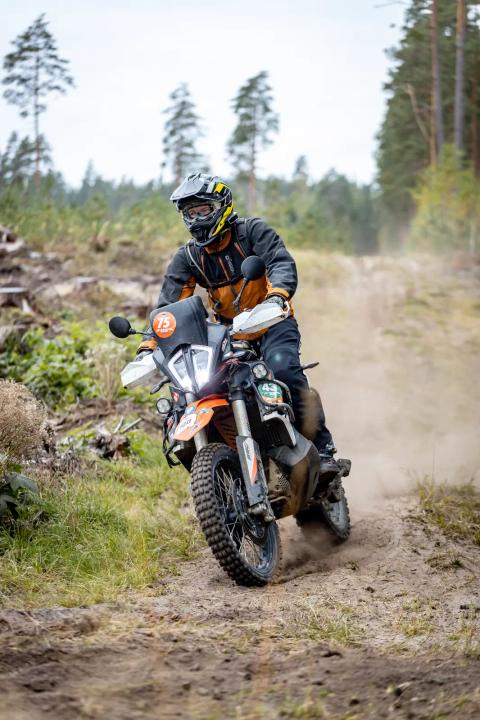 Mootorrattur liivasel metsarajal – Alakonnu Ralli 2025