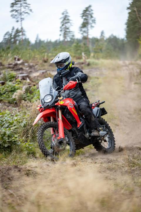 Mootorrattur liivasel metsarajal – Alakonnu Ralli 2025