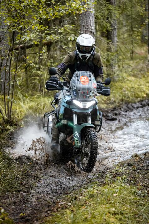 Mootorrattur läbib veega täitunud metsarada – Alakonnu Ralli 2025