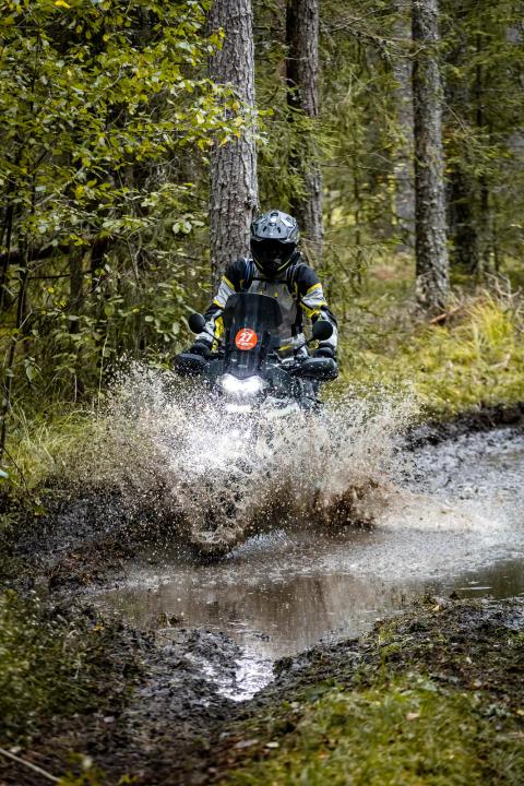 Mootorrattur läbib veega täitunud metsarada – Alakonnu Ralli 2025