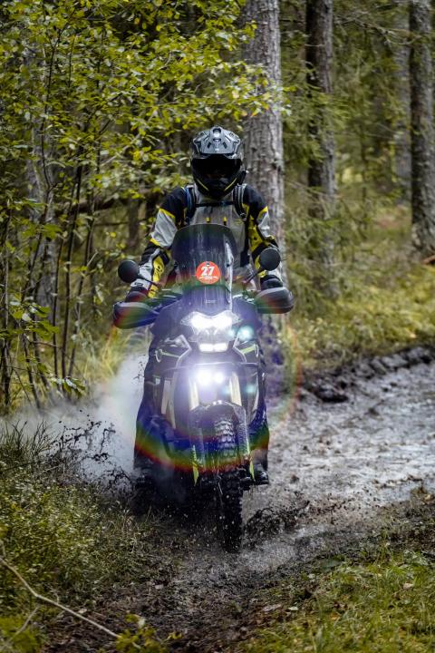 Mootorrattur läbib veega täitunud metsarada – Alakonnu Ralli 2025