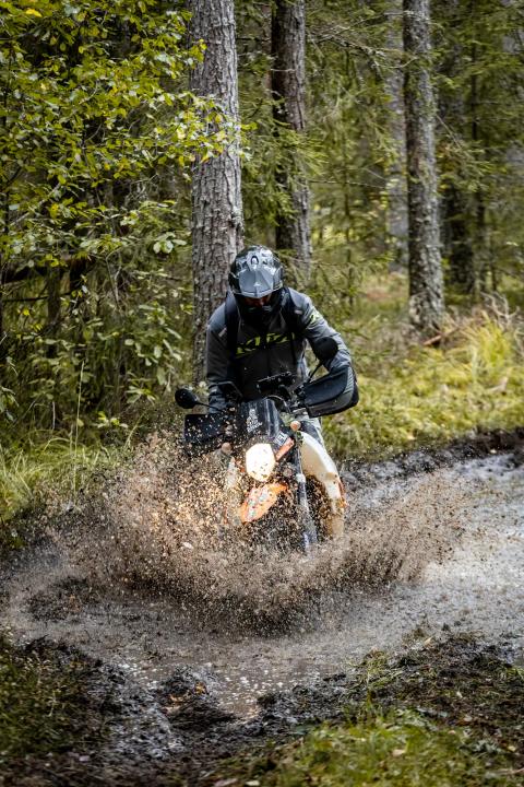 Mootorrattur läbib veega täitunud metsarada – Alakonnu Ralli 2025